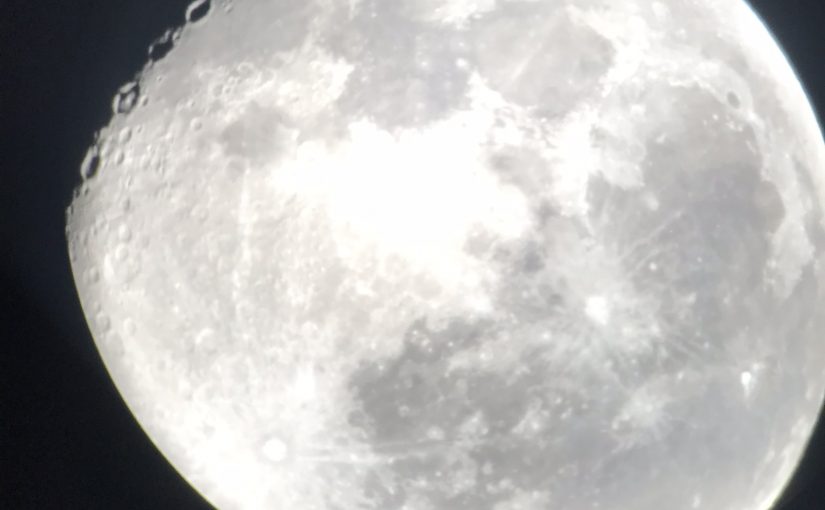 A pretty photo of the moon